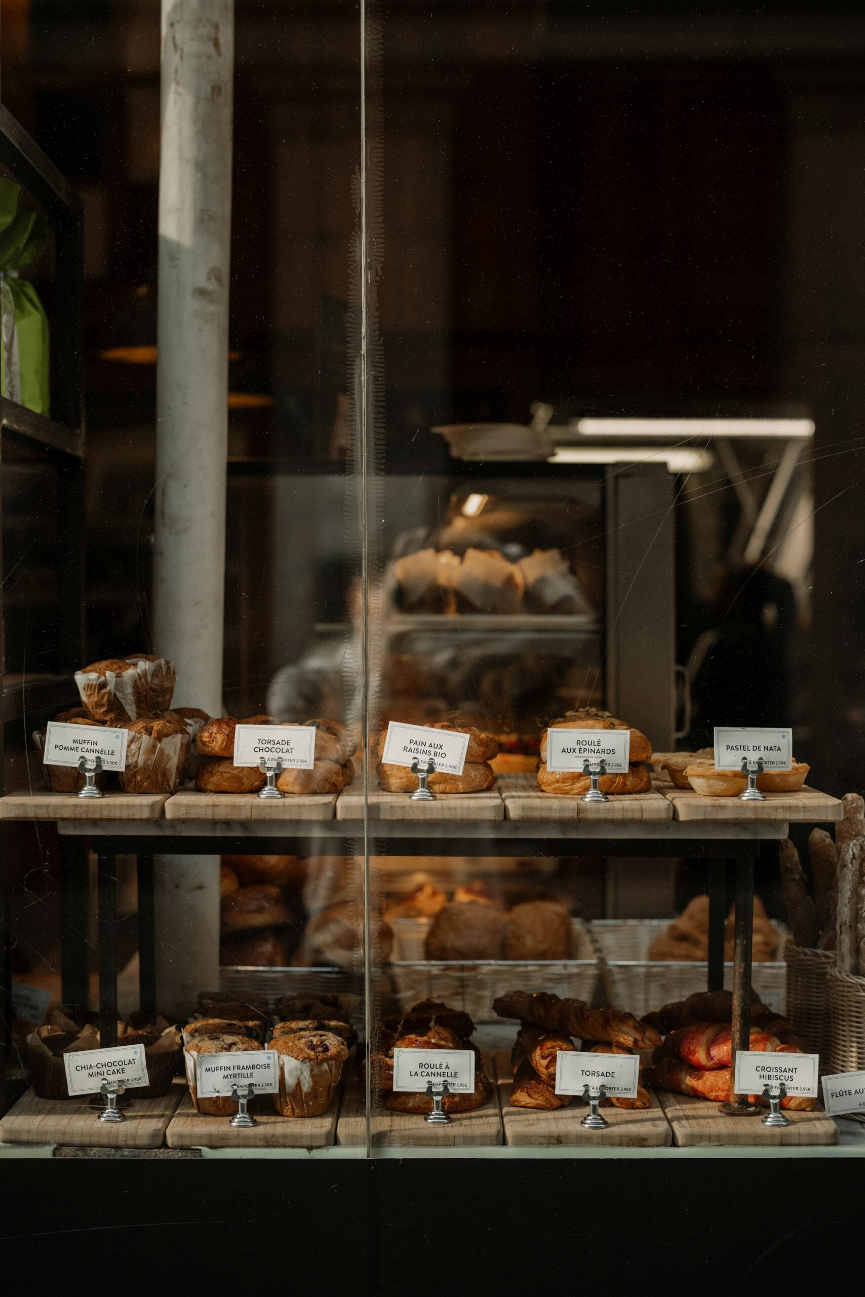 Vitrine de pâtisseries en boulangerie