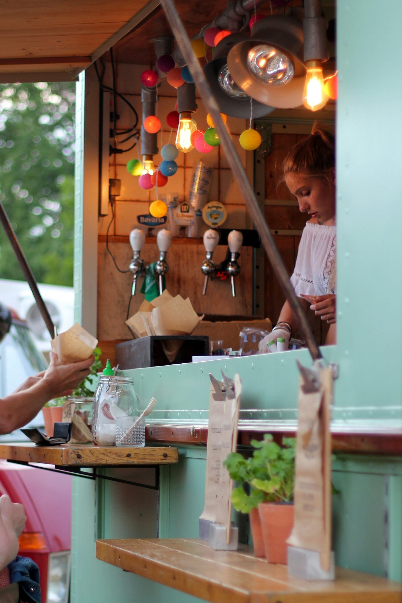 Comptoir de service vu depuis l’intérieur d’un food truck