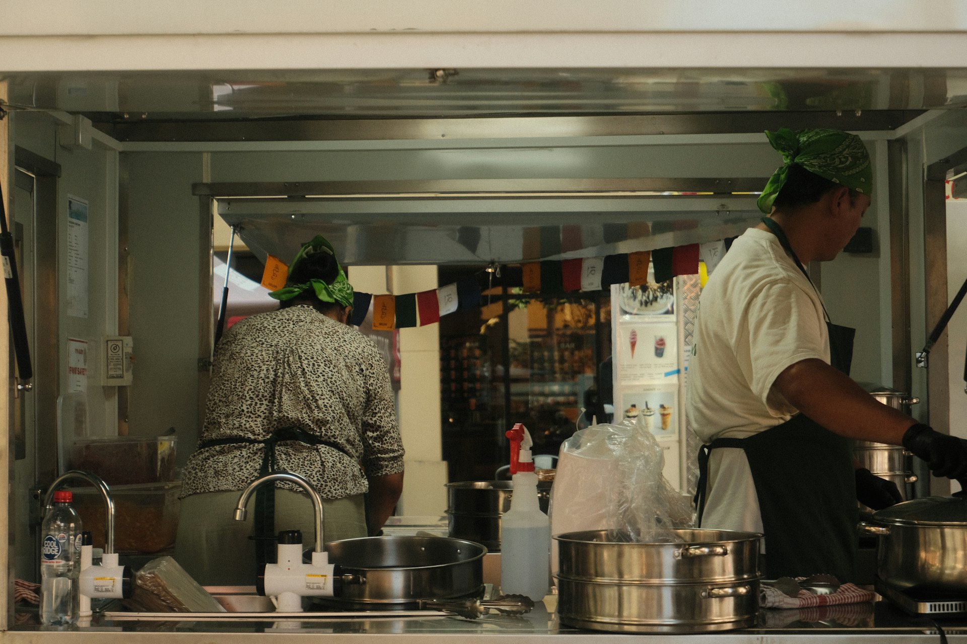 Deux cuisiniers au travail dans la cuisine d’un food truck