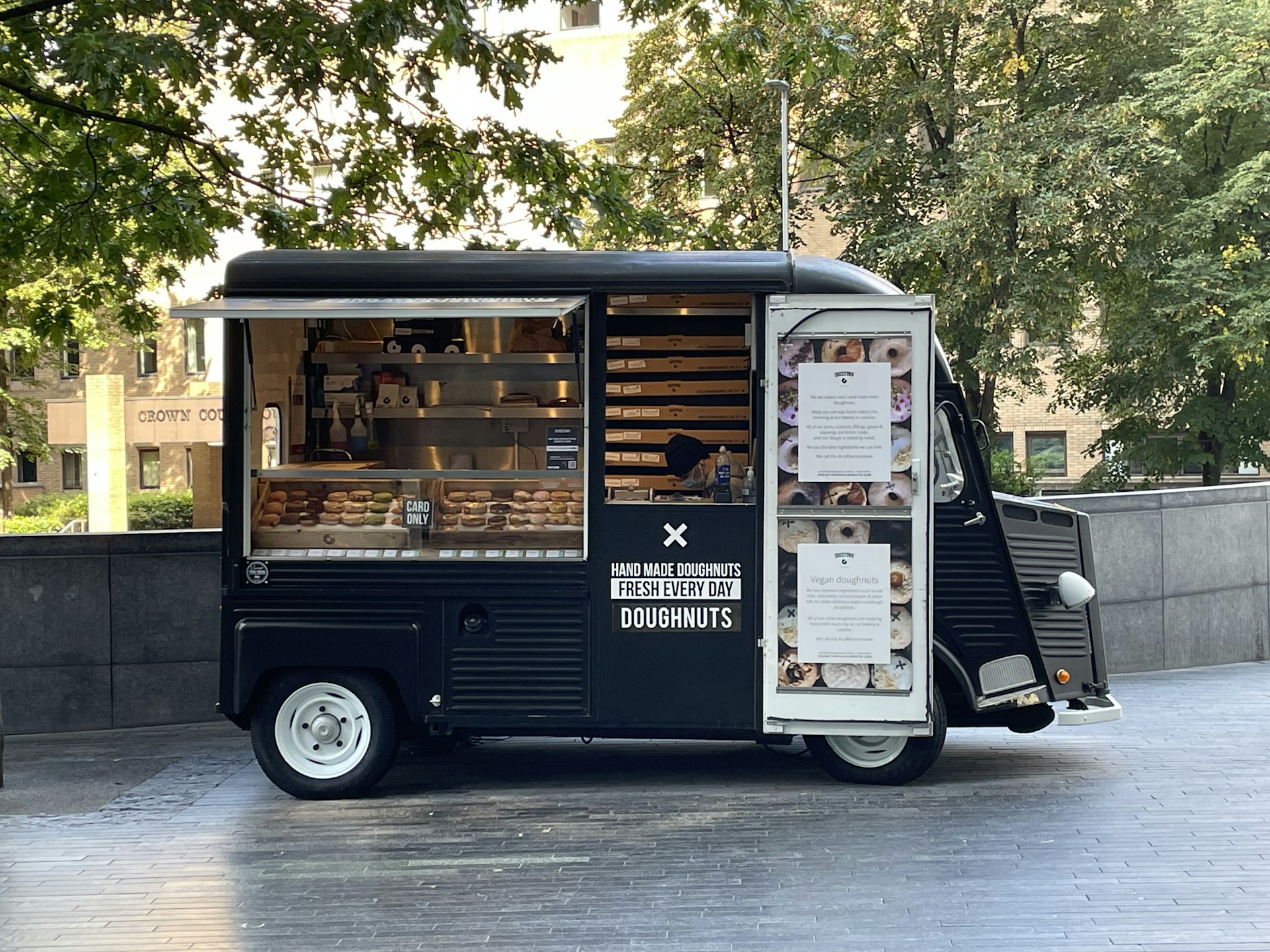 Food truck compact garé au bord d’une rue