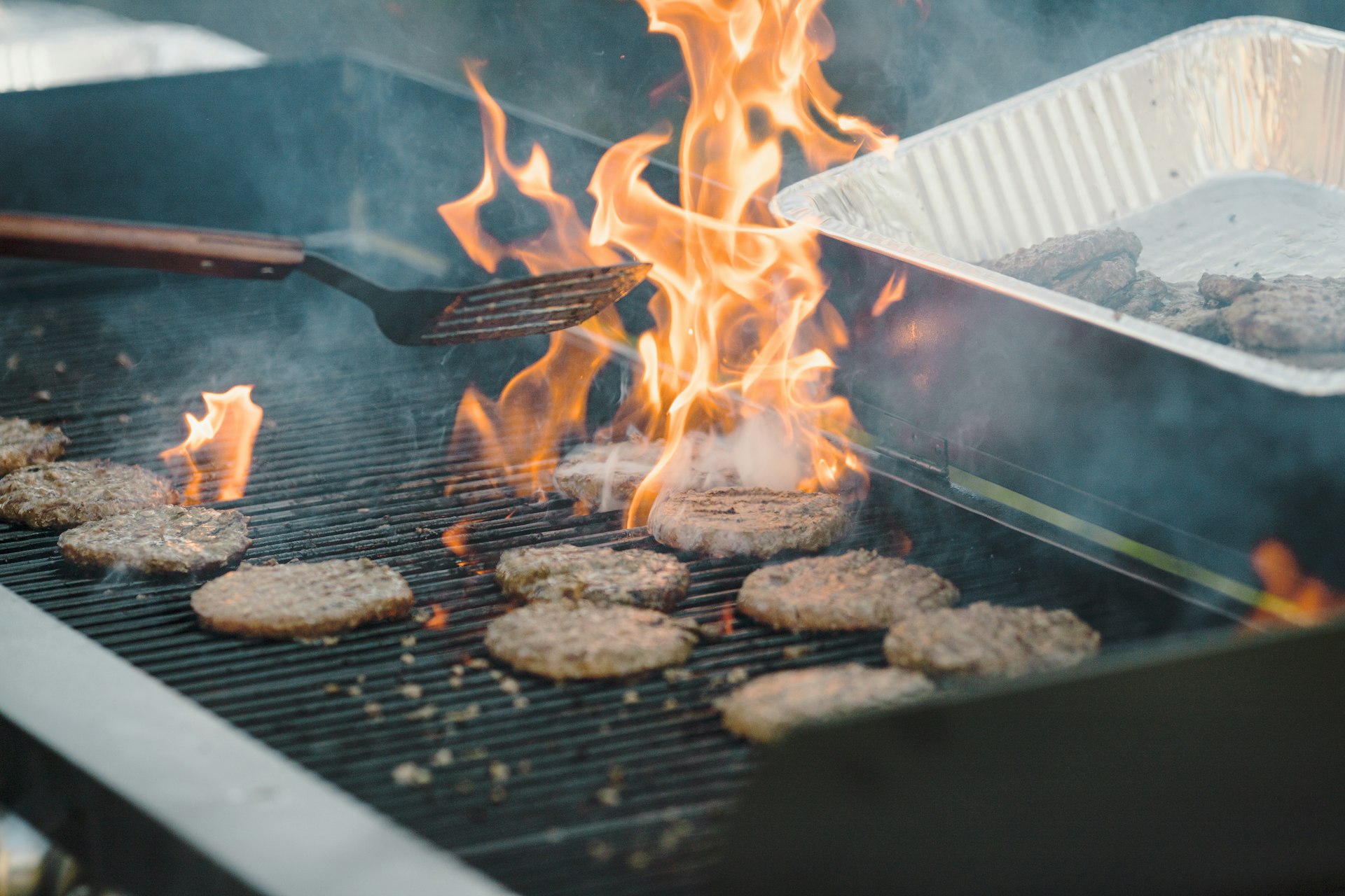 Steaks hachés et saucisses sur un grill