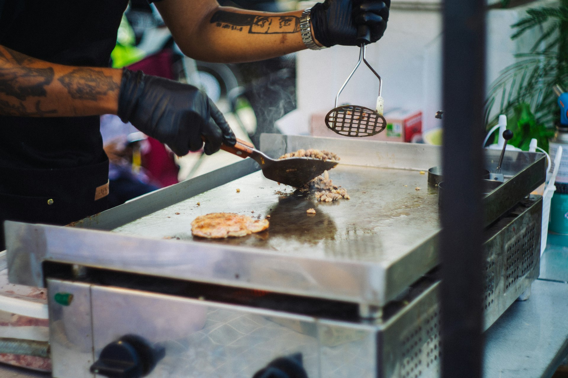 Cuisinier au travail sur une plancha