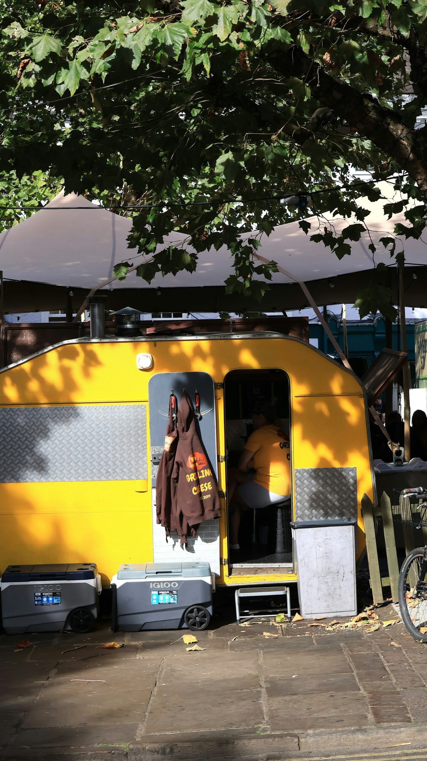 Remorque jaune aménagée pour la vente de repas