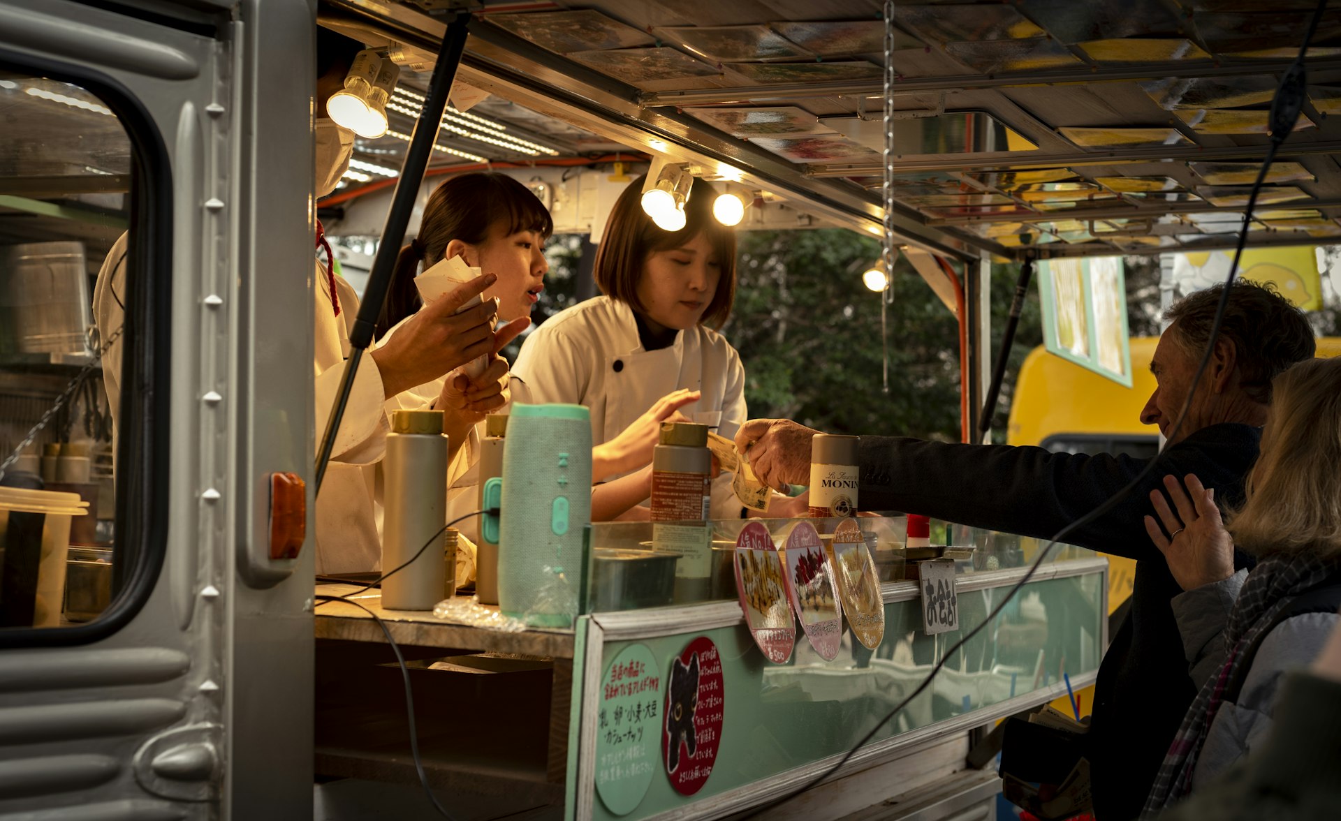 Service des clients au comptoir d’un food truck
