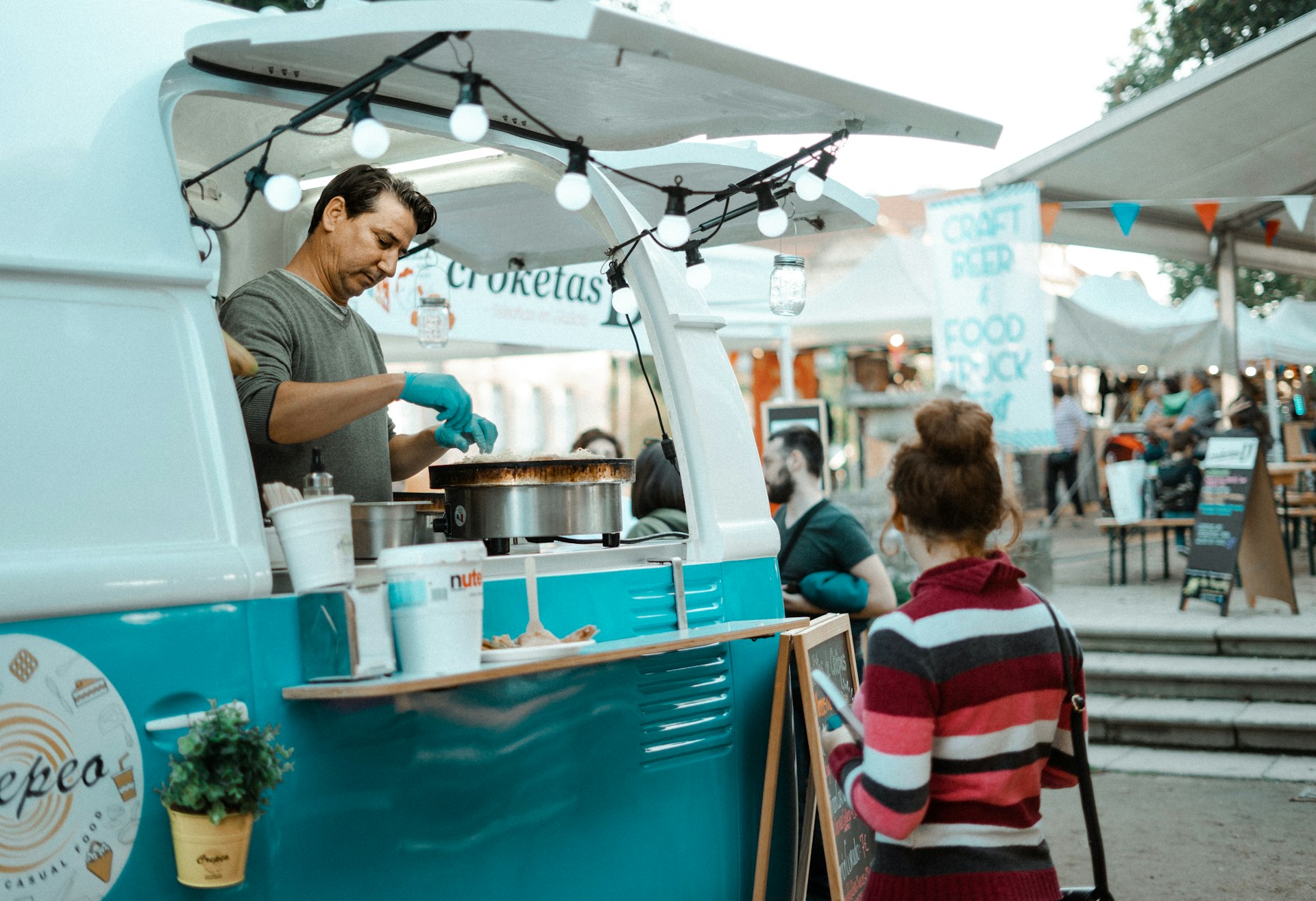 Stand de restauration sur un marché, avec guirlande