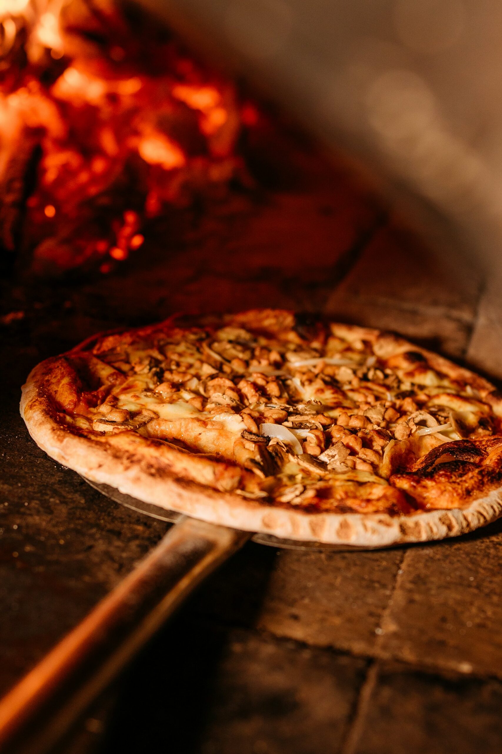 Pizza sortie du four à la pelle
