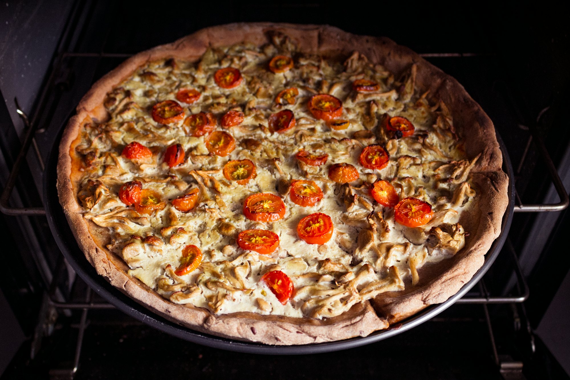 Pizza garnie en cuisson