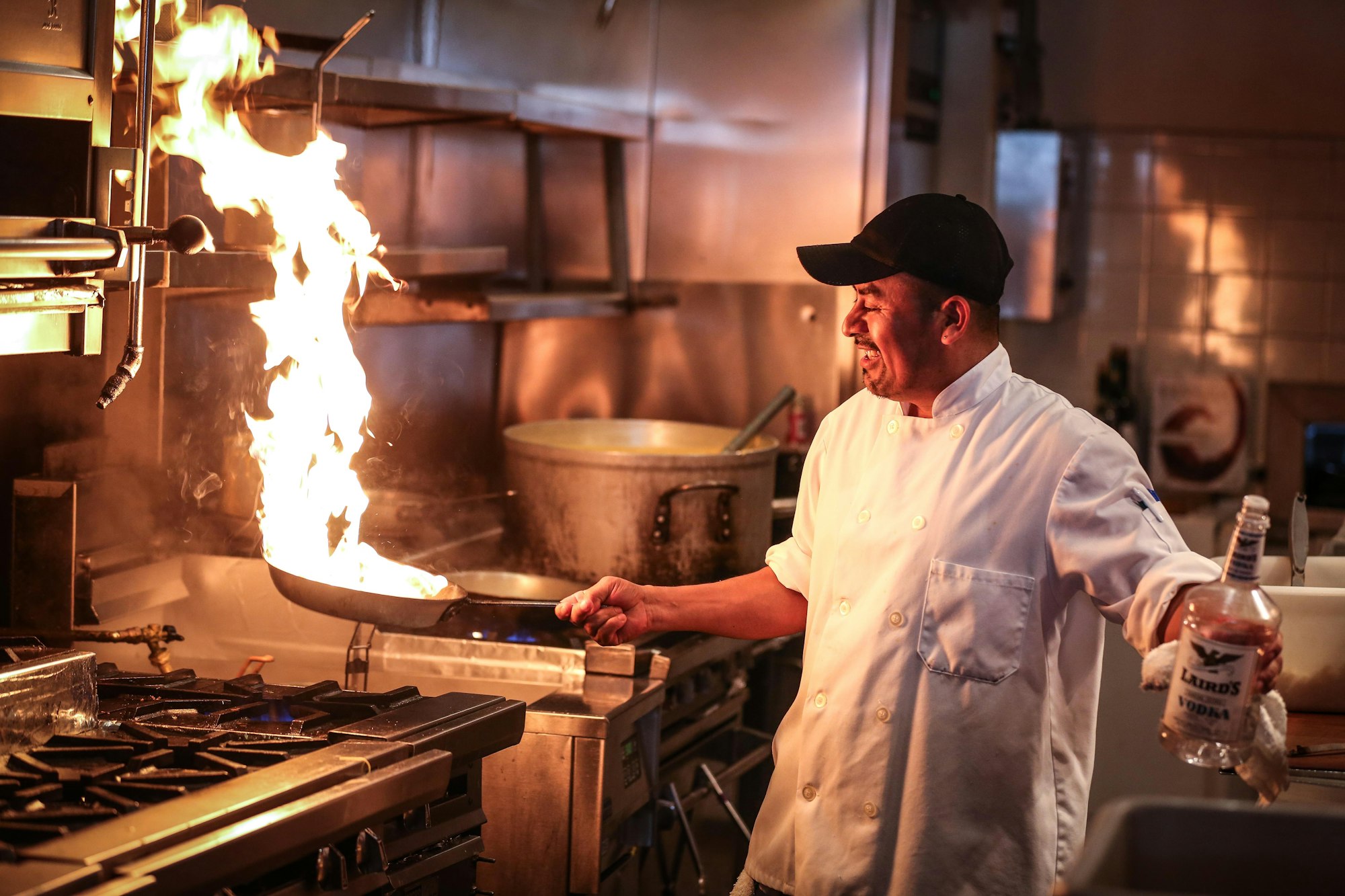 Chef en tenue blanche en cuisine professionnelle
