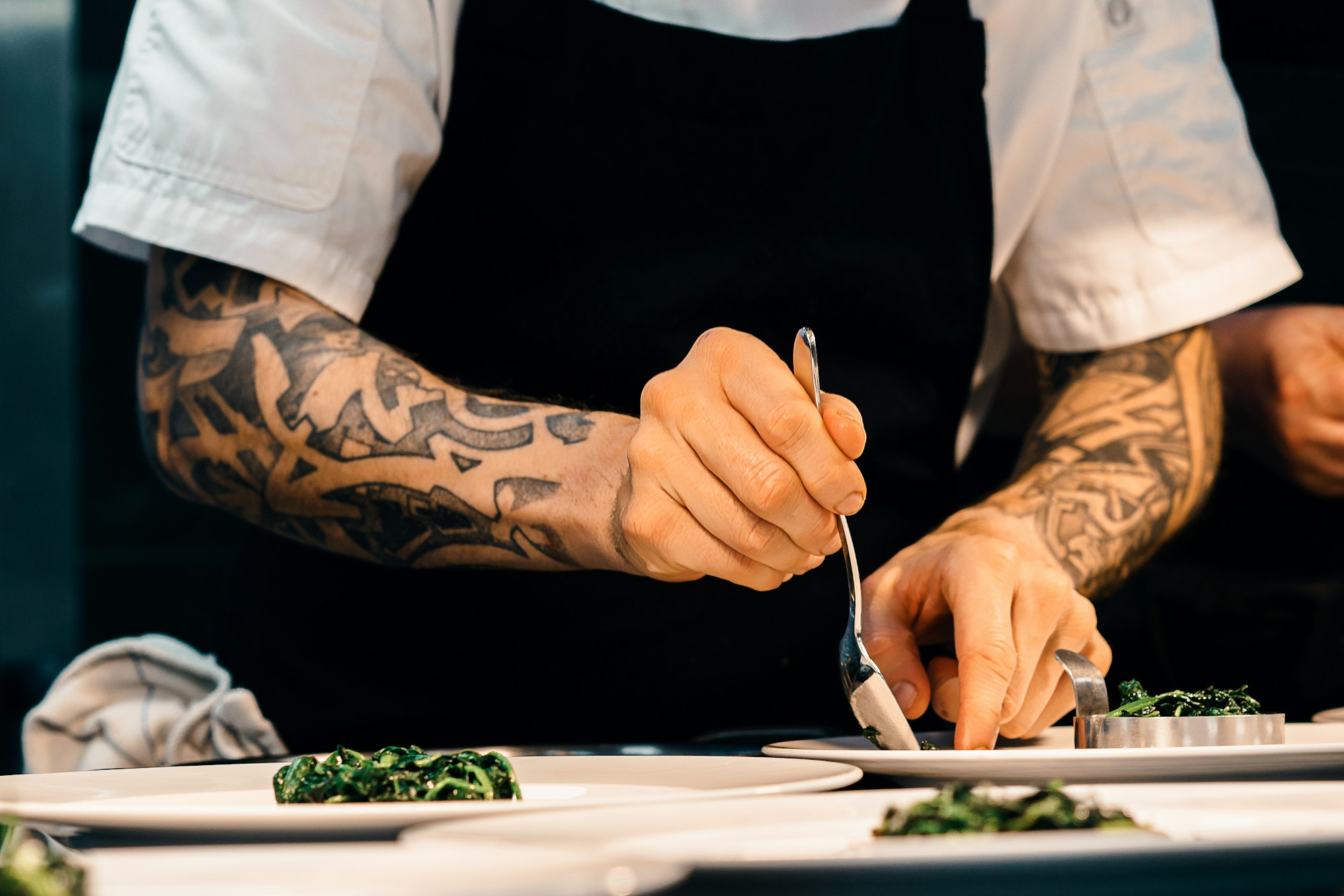 Dressage d'une assiette en cuisine de restaurant