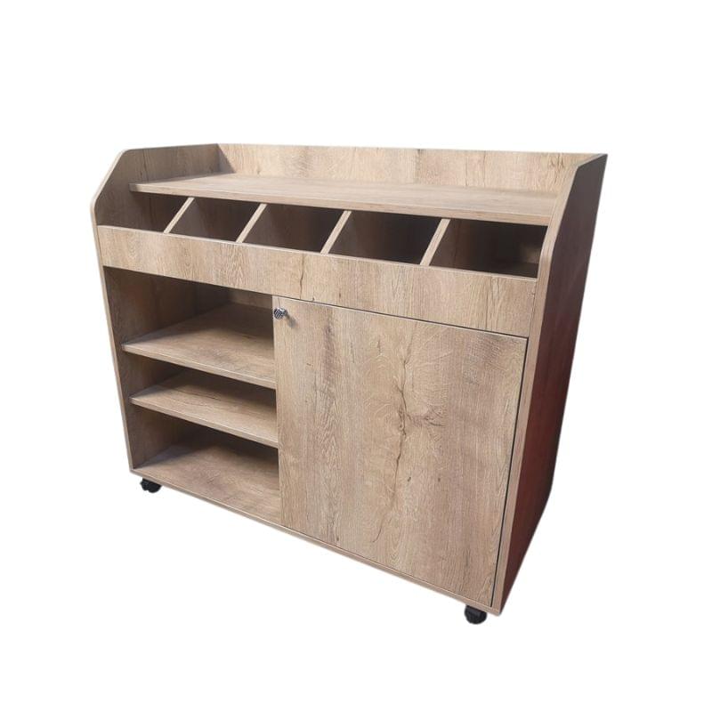 Desserte de service chêne clair Desserte de service en bois couleur chêne clair, avec roulettes, équipée de 5 emplacements pour couverts, 3 étagères réglables et une porte de rangement, parfaite pour optimiser l'espace de stockage en cuisine