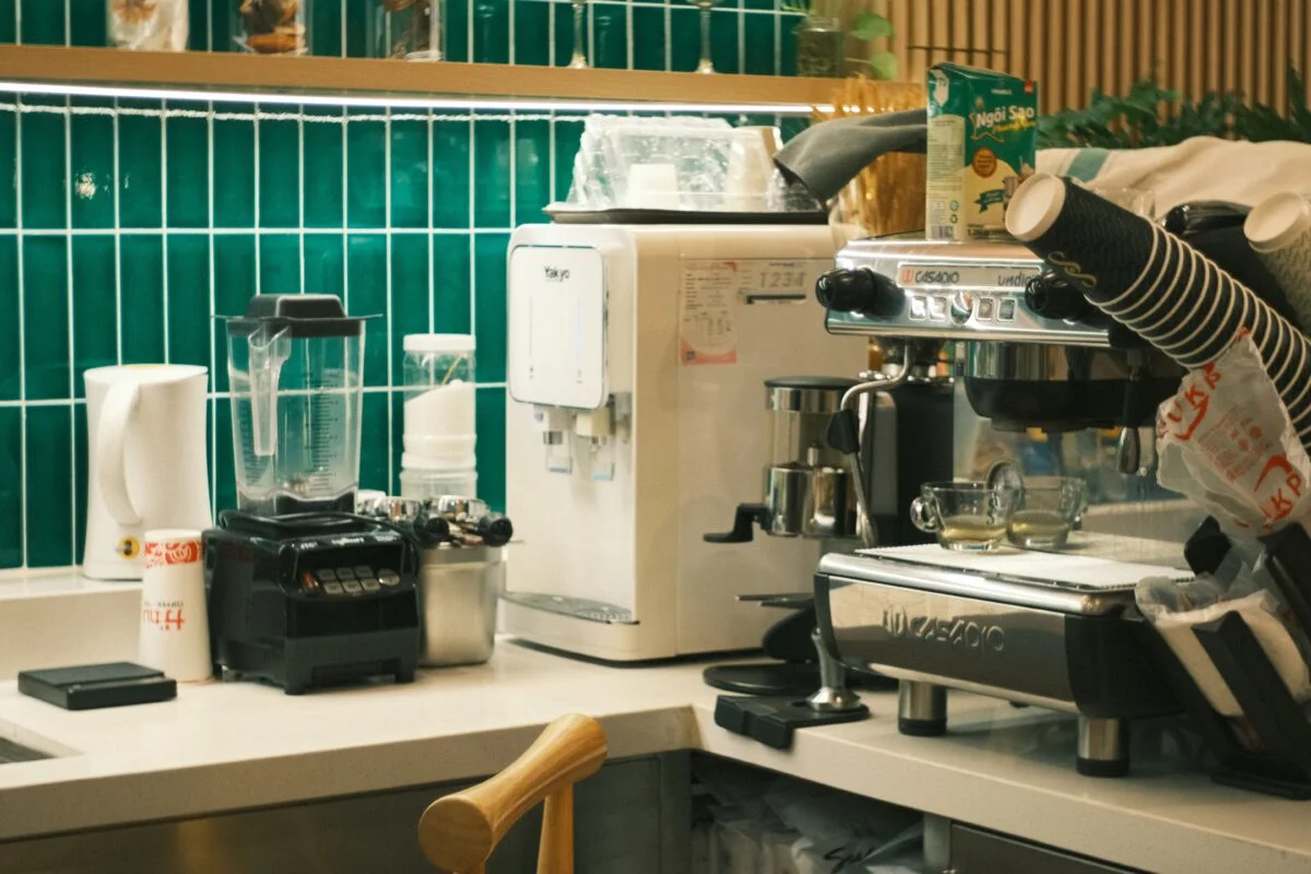 Comptoir professionnel avec blenders et machines expresso dans un bar-cafe en cuisine ouverte