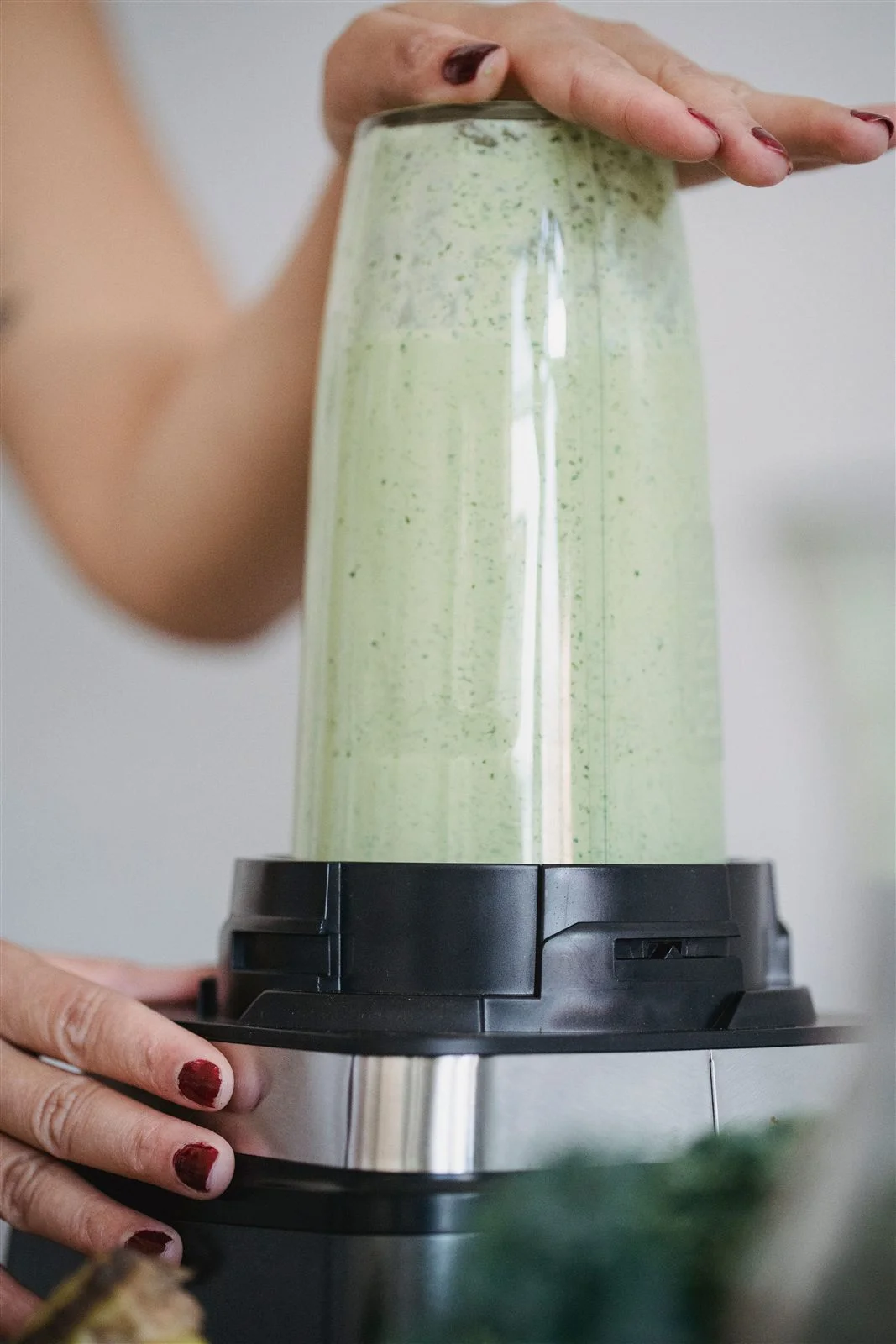 Préparation d'un smoothie professionnel avec un blender puissant dans une cuisine CHR