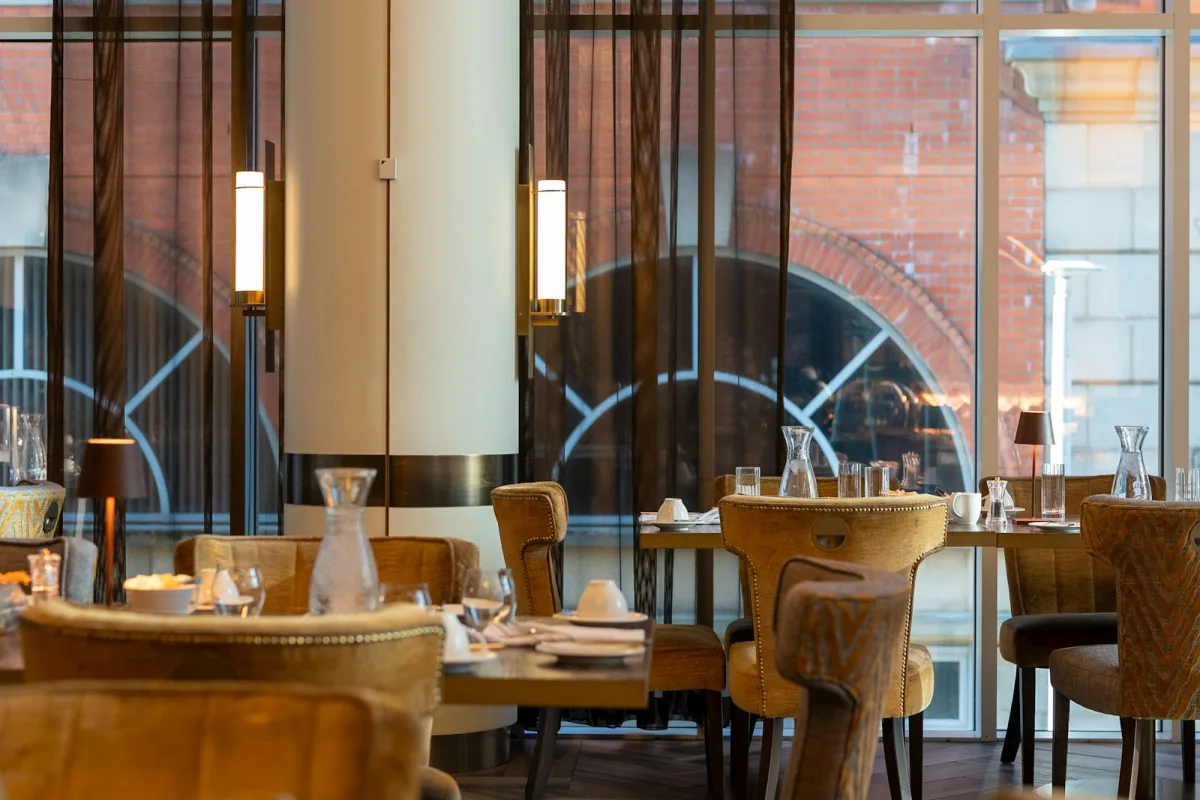 Salle de restaurant gastronomique élégante — ambiance feutrée où le bruit des équipements doit rester imperceptible